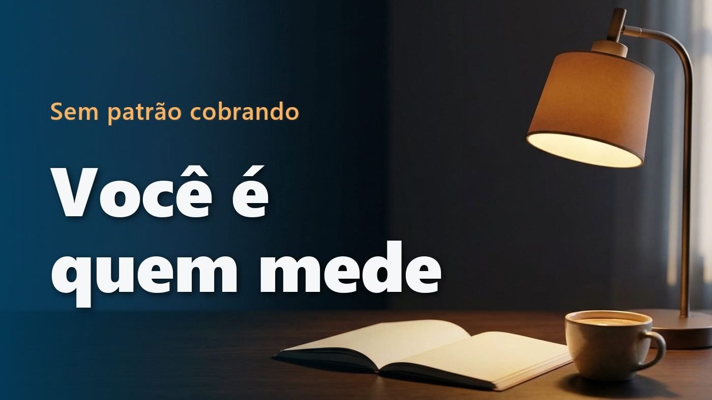 Luminária acesa ao entardecer sobre uma mesa de trabalho em casa, com um caderno aberto e uma xícara de café