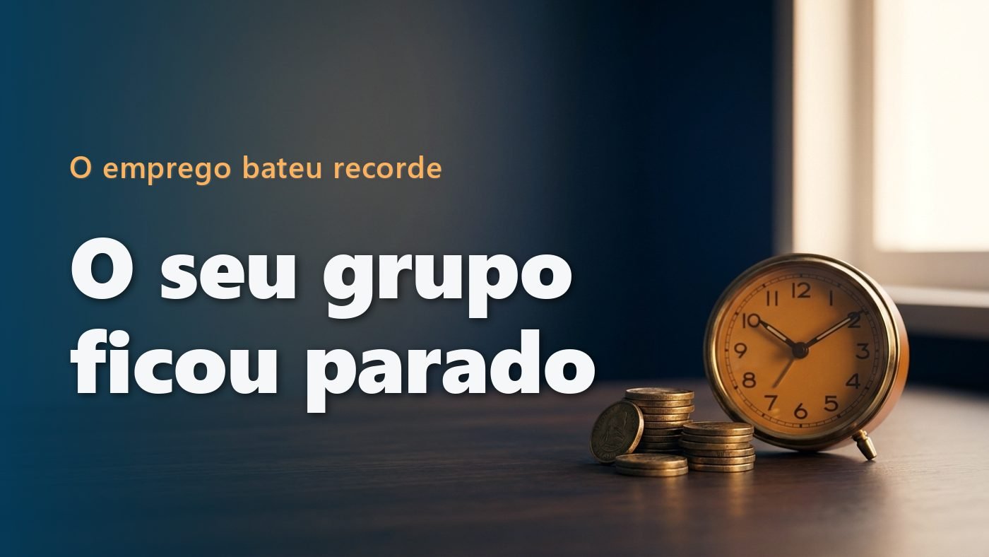 Relógio de mesa dourado ao lado de pilhas de moedas sobre uma mesa de madeira escura, com luz de janela ao fundo