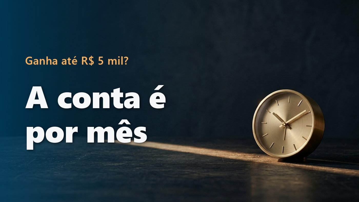 Um relógio de mesa dourado apoiado sobre uma mesa de madeira escura, com uma faixa de luz de janela atravessando o tampo até ele
