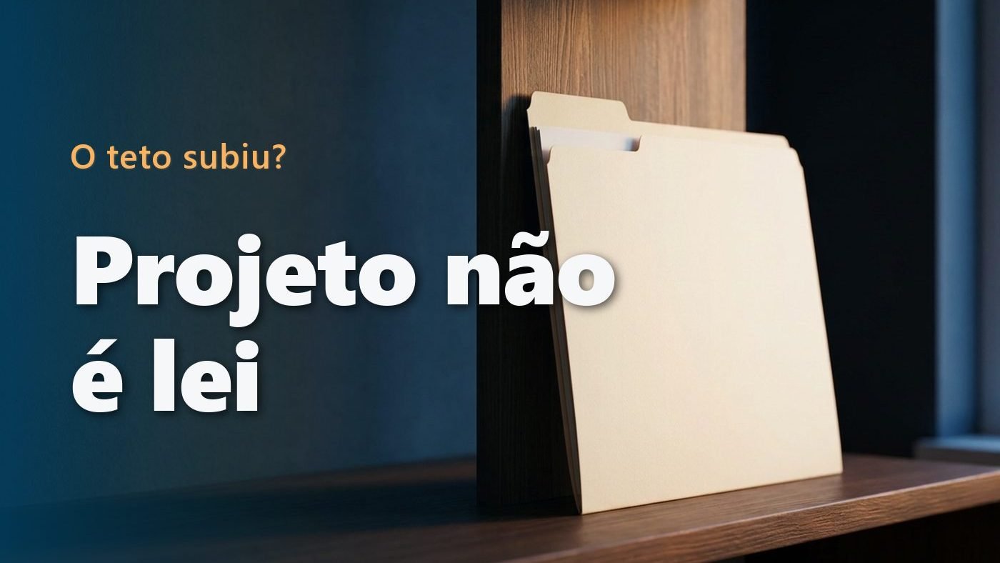 Pasta de documentos em pé sobre uma prateleira de madeira escura, iluminada de cima