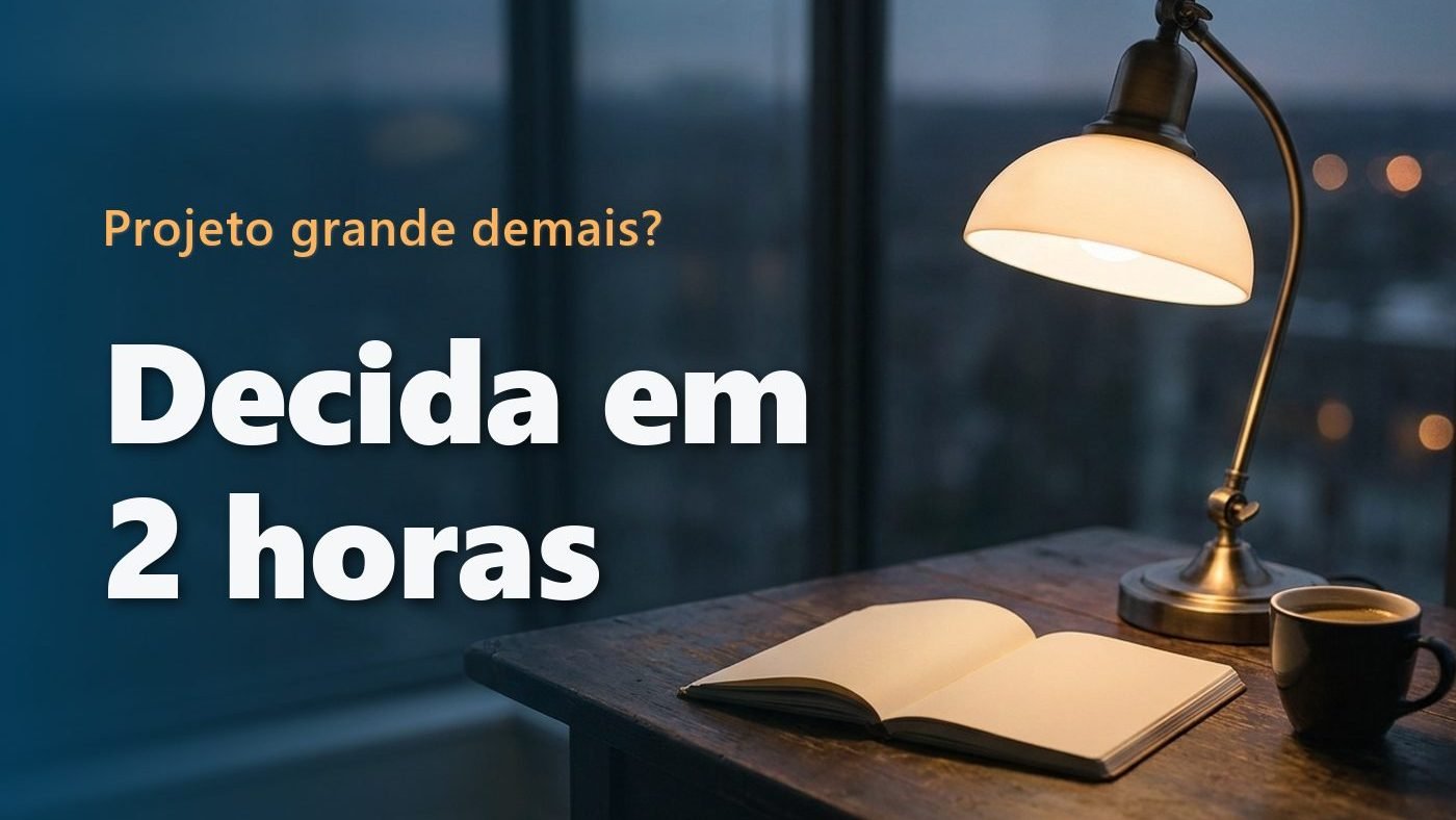 Luminária de mesa acesa junto à janela ao anoitecer, iluminando um caderno aberto em branco e uma xícara de café sobre mesa de madeira