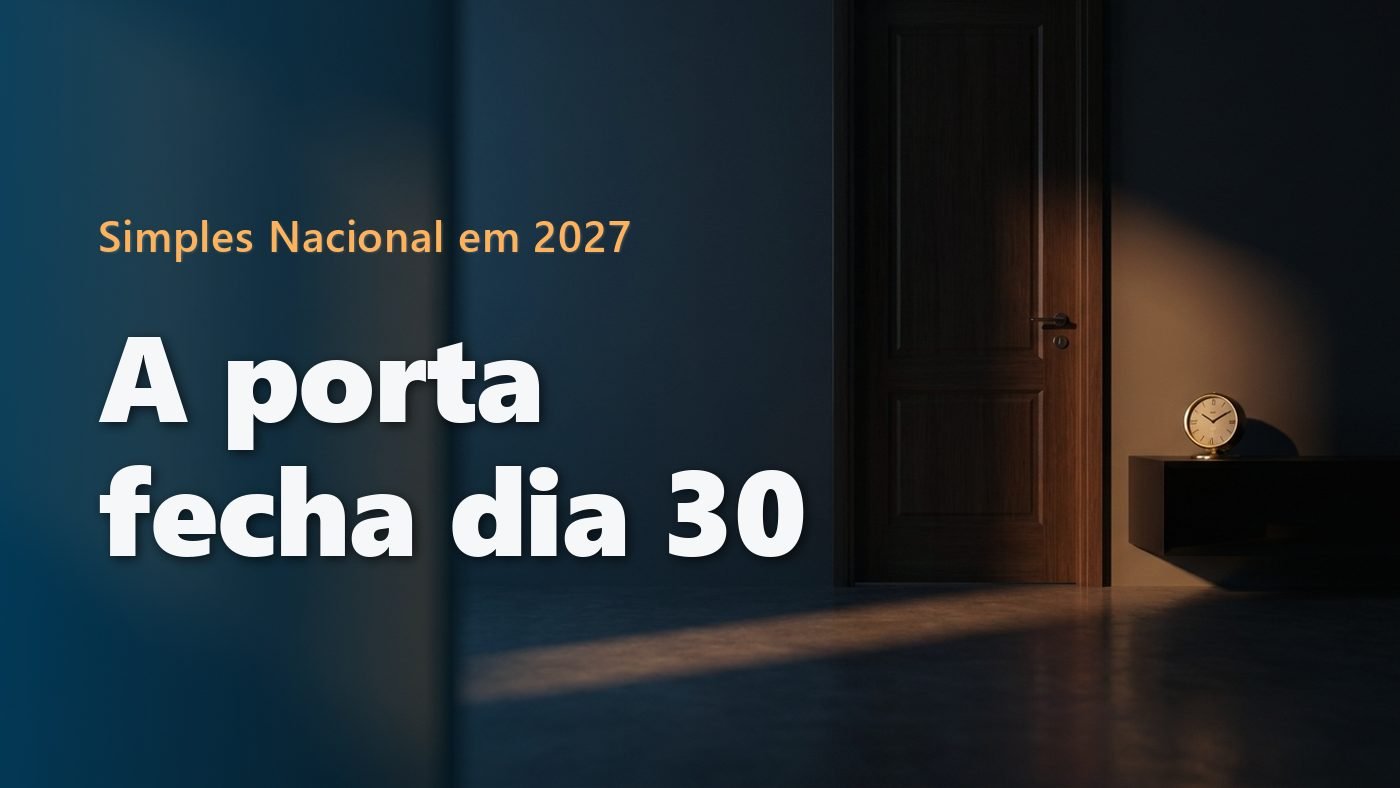 Porta de madeira fechada em uma sala escura, com uma faixa de luz de janela no chão e um pequeno relógio dourado sobre uma prateleira ao lado
