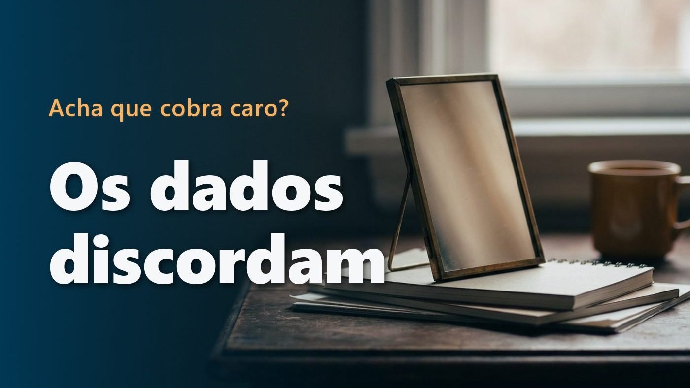 Um pequeno espelho apoiado sobre uma pilha de cadernos em branco, refletindo apenas luz suave, sem rosto visível