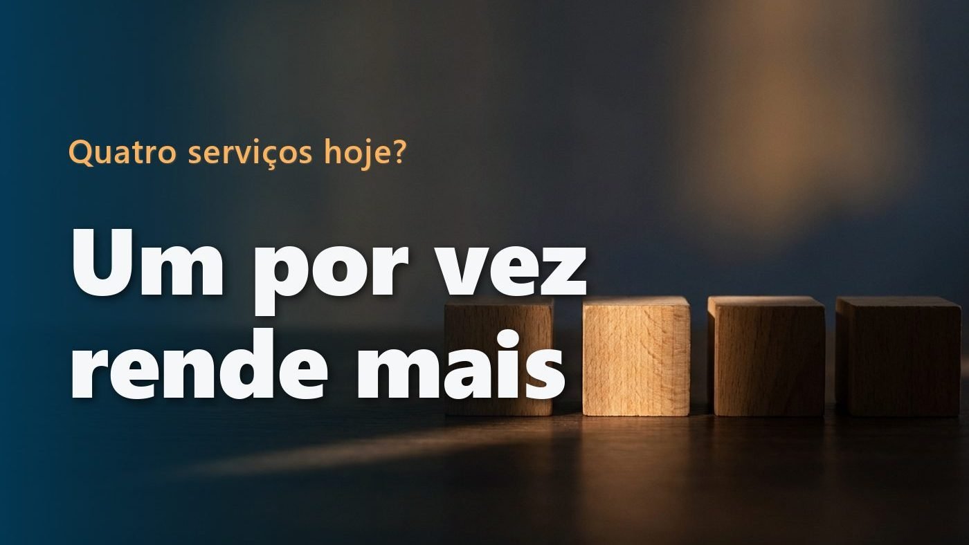 Quatro blocos de madeira enfileirados sobre uma mesa escura, com apenas um deles bem iluminado