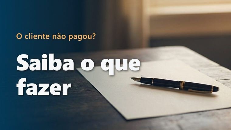 Documento em branco sobre uma mesa de madeira escura com uma caneta tinteiro apoiada em cima, esperando assinatura