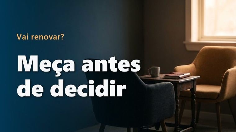 Duas cadeiras vazias frente a frente com uma mesinha de madeira entre elas, ao lado de uma janela