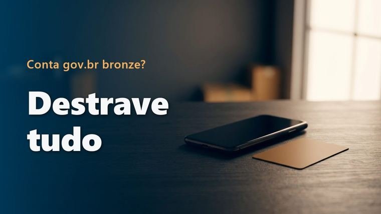 Celular com a tela apagada sobre uma mesa de madeira escura, ao lado de um cartão dourado sem marca, perto de uma janela