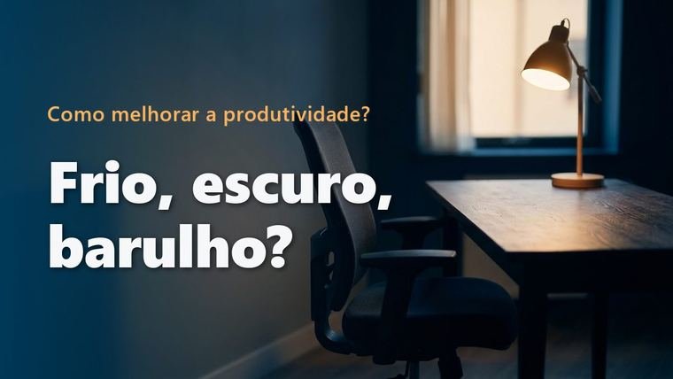 Cadeira de escritório vazia diante de uma mesa de madeira escura, com uma luminária acesa junto à janela iluminando o tampo, num cômodo em penumbra
