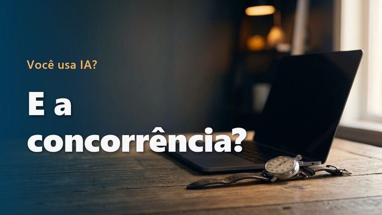 Cronômetro analógico de bolso apoiado sobre uma mesa de madeira rústica ao lado de um notebook aberto com a tela apagada, em ambiente escuro com luz de janela