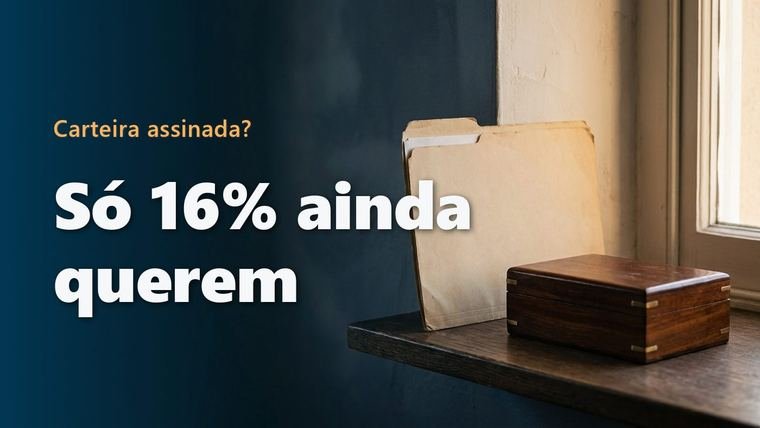 Pasta de papel pardo em pé sobre uma prateleira de madeira escura, ao lado de uma caixa de madeira fechada, com luz de janela ao fundo