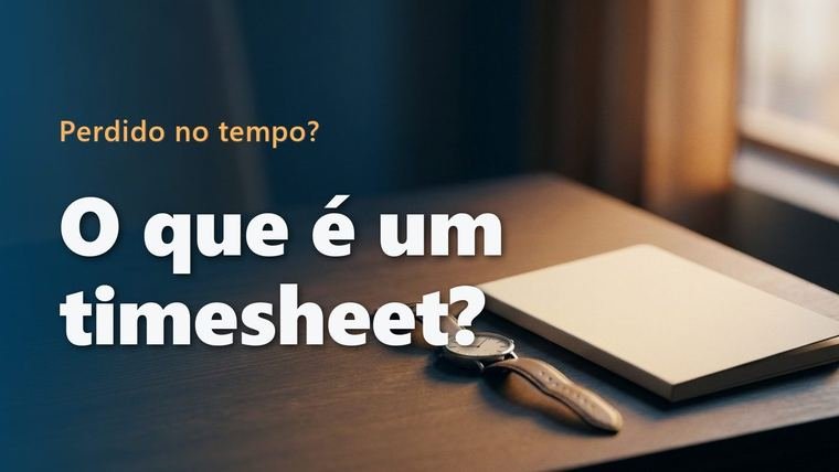 Relógio de pulso analógico ao lado de um caderno fechado sobre uma mesa de madeira escura, perto de uma janela