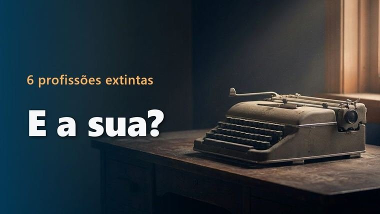 Máquina de escrever antiga e empoeirada sozinha sobre uma mesa de madeira escura, em uma sala vazia iluminada por uma janela