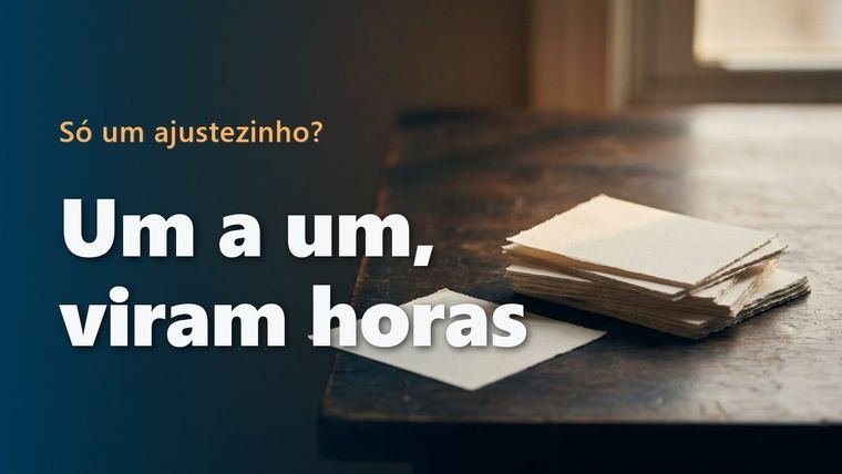 Pilha de pequenos papéis em branco sobre uma mesa de madeira escura, com um deles separado do resto, perto de uma janela