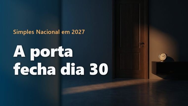 Porta de madeira fechada em uma sala escura, com uma faixa de luz de janela no chão e um pequeno relógio dourado sobre uma prateleira ao lado