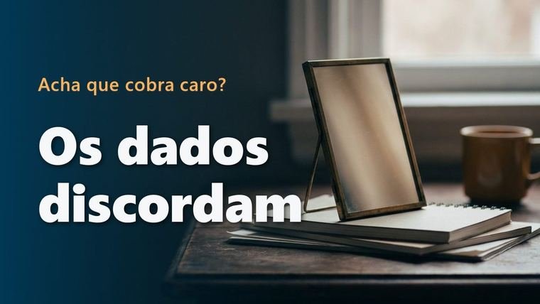Um pequeno espelho apoiado sobre uma pilha de cadernos em branco, refletindo apenas luz suave, sem rosto visível